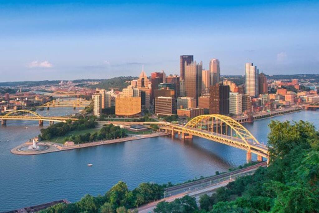 Stadiumview Villa: Pet-Friendly 4BR with City Vistas Pittsburgh Exterior photo