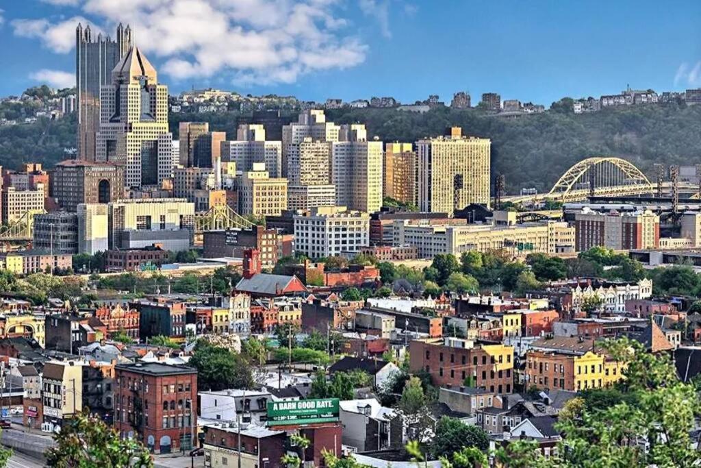 Stadiumview Villa: Pet-Friendly 4BR with City Vistas Pittsburgh Exterior photo