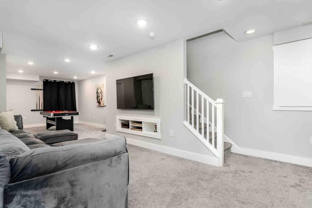 Stadiumview Villa: Pet-Friendly 4BR with City Vistas Pittsburgh Exterior photo