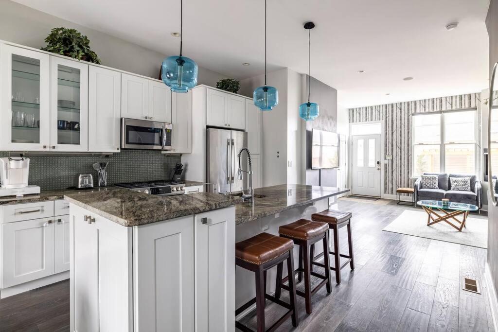 Stadiumview Villa: Pet-Friendly 4BR with City Vistas Pittsburgh Exterior photo