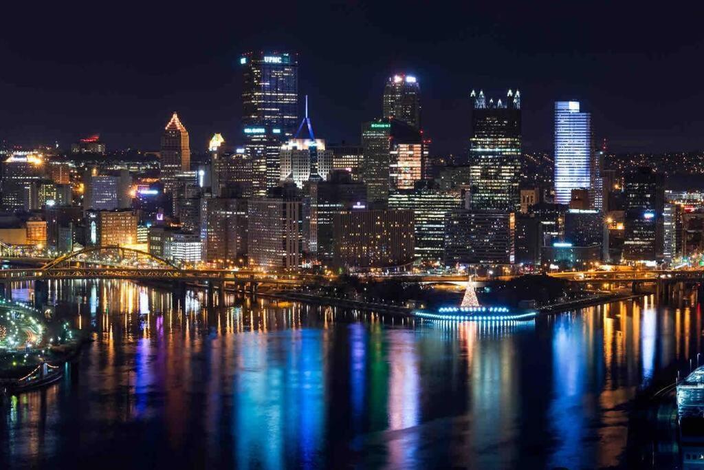 Stadiumview Villa: Pet-Friendly 4BR with City Vistas Pittsburgh Exterior photo