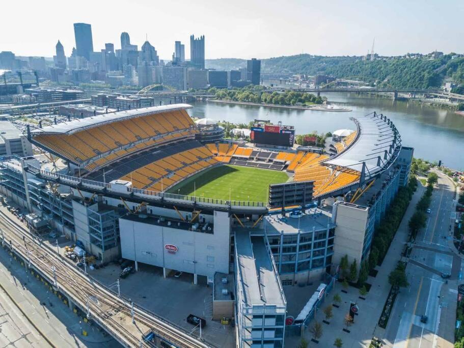 Stadiumview Villa: Pet-Friendly 4BR with City Vistas Pittsburgh Exterior photo